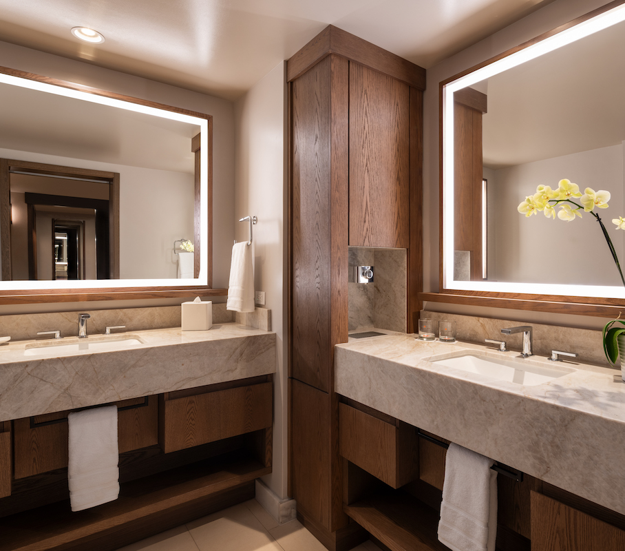 Main Tower Deluxe Bathroom